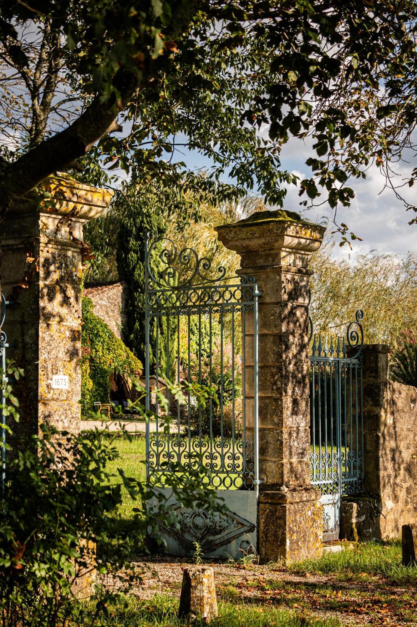 Chateau La Gineste - Castle And Vineyard * Duravel